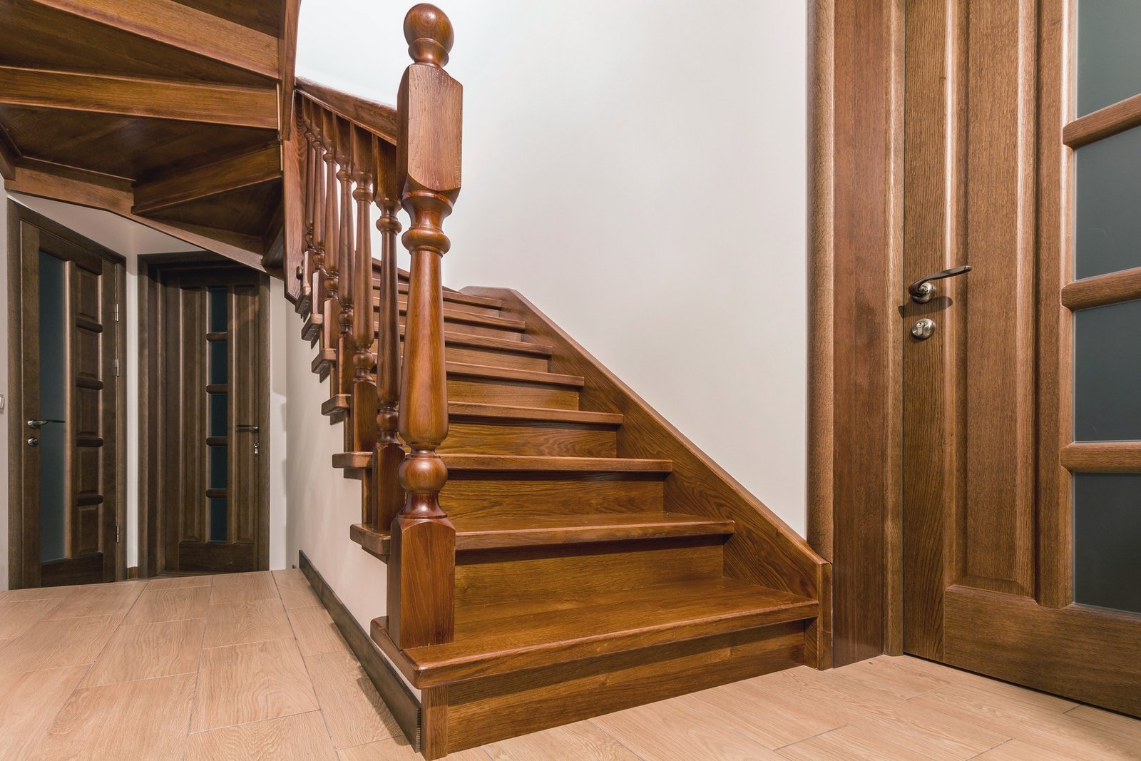 Knarrende Holztreppe im Wohnhaus