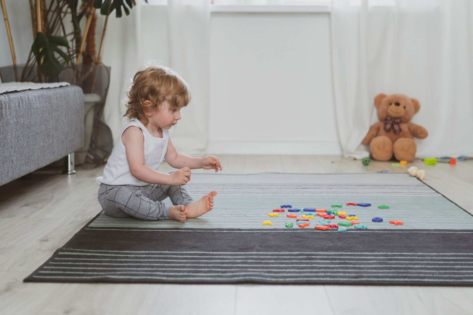Kinder spielen auf gedämmtem Boden